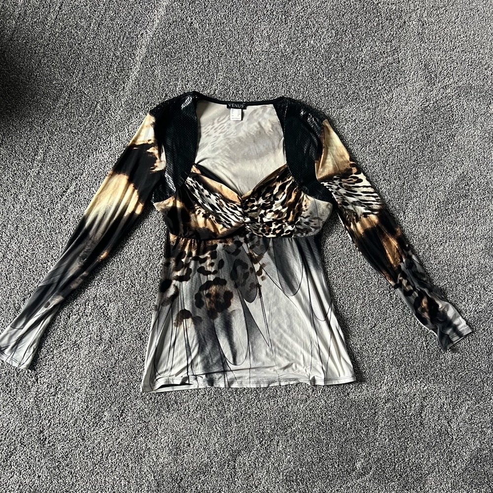 VENUS Long Sleeve V-Neck Animal Print Top in Black & Gold
